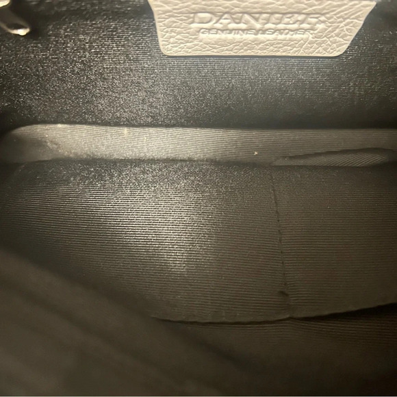 Danier beautiful saddle purse in mint condition. Crossbody with tassles - Picture 6 of 9